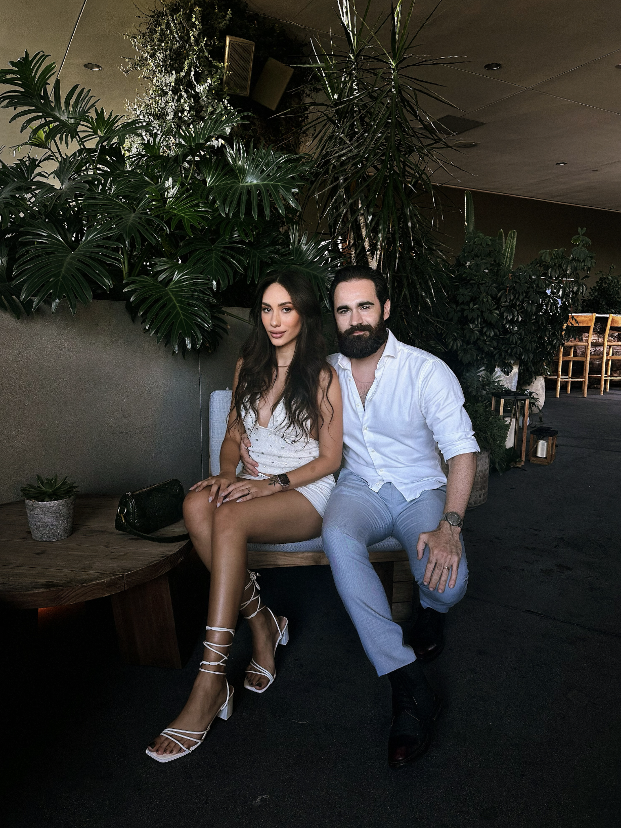 Regis e Becky em restaurante em LA